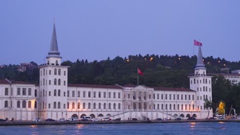 Bandera-Turca-Y-Edificio-Histórico-De-La-Ciudad-De-Estambul.